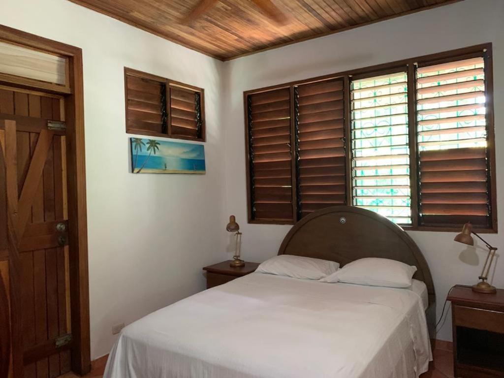 Отель Mal Pais Surf Camp Playa Santa Teresa  Экстерьер фото