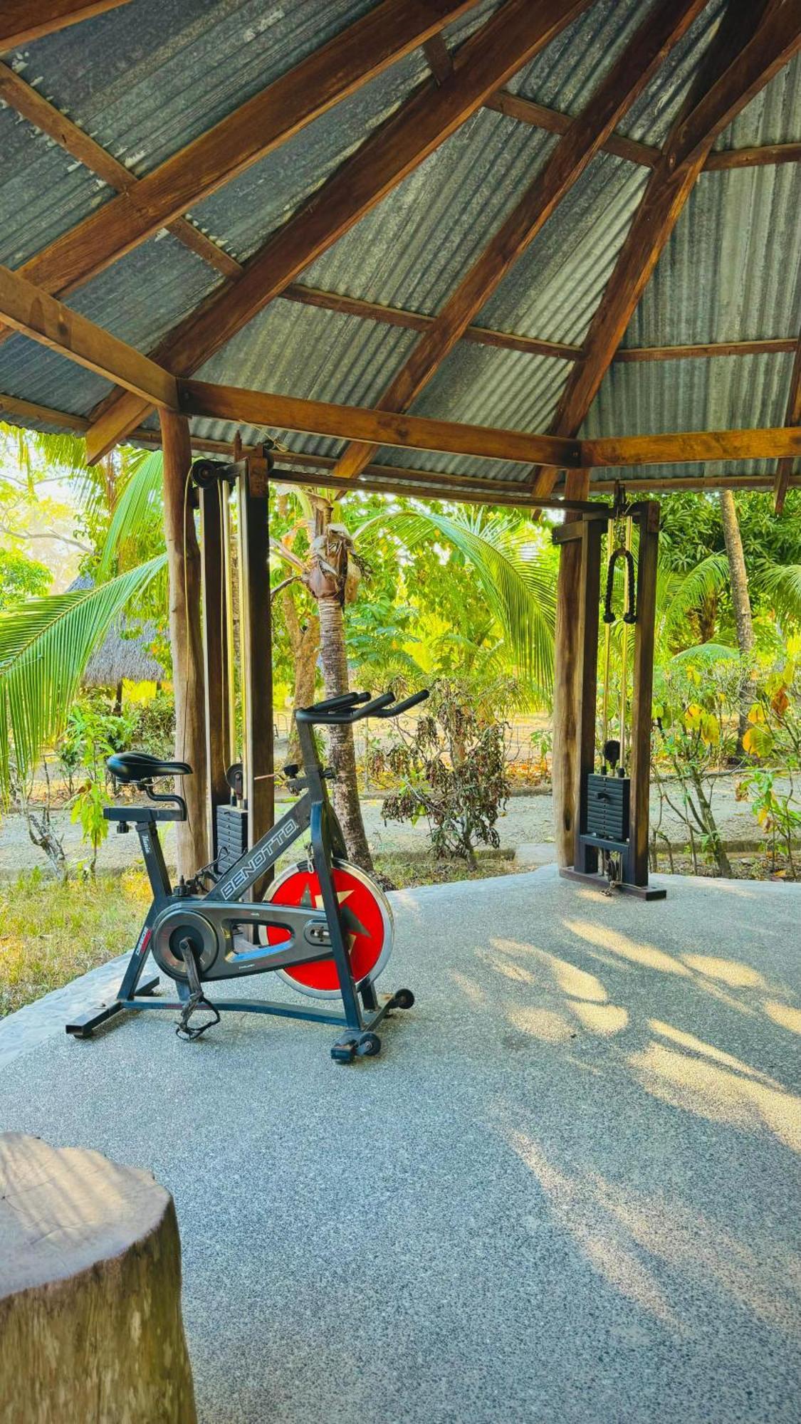 Отель Mal Pais Surf Camp Playa Santa Teresa  Экстерьер фото